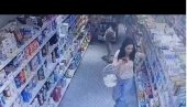 БЛОКАДЕРКА ЧИЈИ ЈЕ БРАТ ПРЕТИО СМРЋУ ВУЧИЋУ УХАПШЕНА ЗБОГ КРАЂЕ: Погледајте како оридинира по дрогерији у Новом Пазару (ВИДЕО)