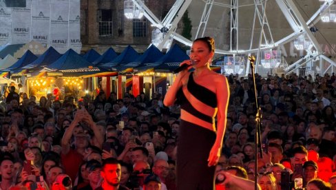 НАЈВЕЋА ЗВЕЗДА БАЛКАНА: Цеца Ражнатовић у Темишвару добила значајно признање - 40 хиљада људи певало углас хитове на концерту (ФОТО)