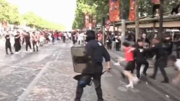 БИЈУ, БОГА НЕ МОЛЕ: Погледајте како француска полиција унакажава демонстранте који су демолирали аутобуску станицу (ВИДЕО)