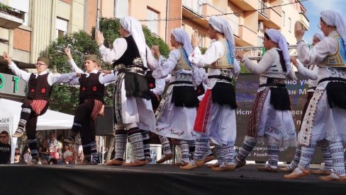 KUD „VUK KARADŽIĆ“ POBEDNIK TROJIČKOG FESTIVALA:  Razigrano u Paraćinu minulog vikenda (FOTO)