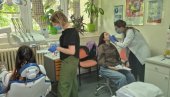 ORALNO ZDRAVLJE I RIZIČNO PONAŠANJE MLADIH: Stomatolozi DZ Voždovac u poseti školama
