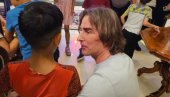 ЖЕЉКО МИТРОВИЋ И ОВЕ ГОДИНЕ РОЂЕНДАН ПРЕТВОРИО У ПРАЗНИК ЗА НАЈМЛАЂЕ: Стотине пакетића стигло у Театар Одеон, његовим клинцима из Звечанске