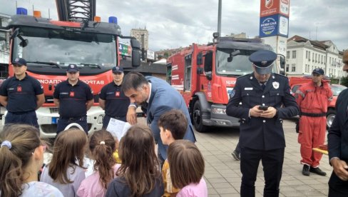 SAČUVALI MIR I STABILNOST U GRADU: Novosadska policija Dan i slavu MUP-a obeležila sa najmlađima