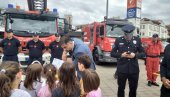 SAČUVALI MIR I STABILNOST U GRADU: Novosadska policija Dan i slavu MUP-a obeležila sa najmlađima