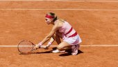 SRPKINJA POBEĐUJE S NAPUKNUTIM LIGAMENTIMA: Flasteri su tu zbog simetrije!