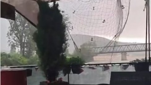 ZASTRAŠUJUĆA OLUJA NAPRAVILA KOLAPS: Snimci nevremena u ovom delu Srbije preplavili mreže (VIDEO)