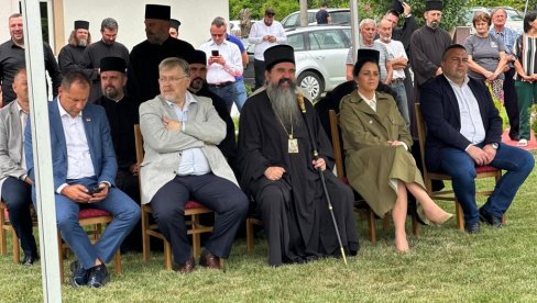 OKUPLJENI U MOLITVI: Obeležena slava hrama u Bradiću kod Loznice