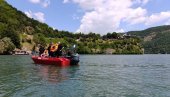 ОПРЕМА ЗА БОЉИ РАД: Представник Фронтекса са граничарима на Дрини 