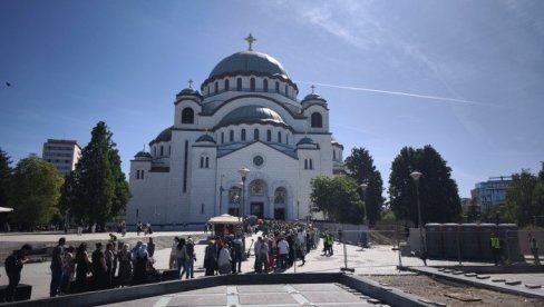 KO JE ZAPRAVO FETIŠAR? Onaj koji stoji u redu da celiva Pojas ili onaj koji švercuje sado-mazo opremu iz Hrvatske