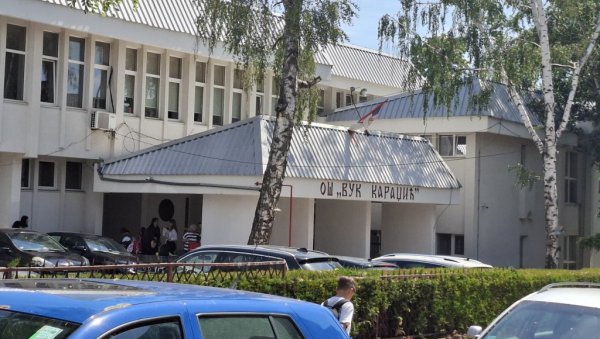 ПАНИКА У ВРАЊУ: Дојаве о бомбама испразниле учионице