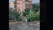 TORNADO ČUPAO DRVEĆE: Jako nevreme pogodilo Rim (VIDEO)