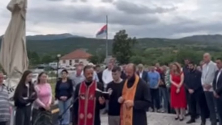 ОПРОШТЕНО ЈЕСТЕ, ЗАБОРАВЉЕНО НИЈЕ: Служен парастос за 134 Срба бачених у Корићку јаму (ВИДЕО)