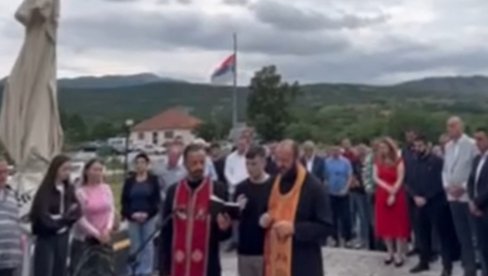OPROŠTENO JESTE, ZABORAVLJENO NIJE: Služen parastos za 134 Srba bačenih u Korićku jamu (VIDEO)