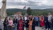 ОПРОШТЕНО ЈЕСТЕ, ЗАБОРАВЉЕНО НИЈЕ: Служен парастос за 134 Срба бачена у Корићку јаму (ВИДЕО)