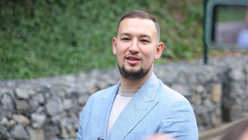ОДРАСТАО ЈЕ УЗ ПЕСМЕ ЈУЖНОГ ВЕТРА: Урош Живковић део музичког весеља на Ташу (ФОТО)