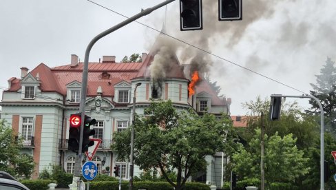 ГОРИ АМБАСДА ПАКИСТАНА У ЦЕНТРУ БЕОГРАДА: Велики број ватрогасних возила на лицу места (ФОТО)