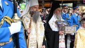 СВЕТИЊИ СЕ ПОКЛОНИЛО 916.825 ЉУДИ: Часни појас Пресвете Богородице испраћен је из Храма Светог Саве на пут ка Светој Гори