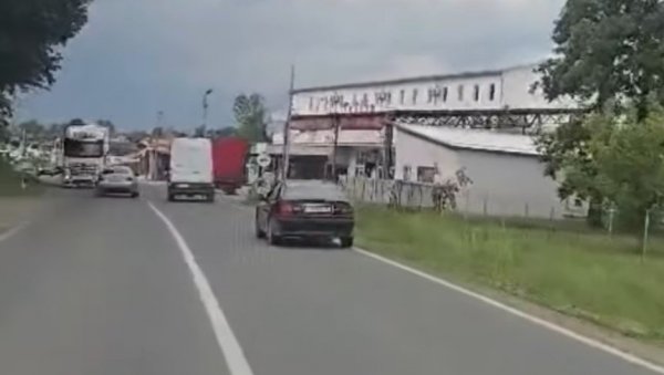 БАХАТА ВОЖЊА НА ИБАРСКОЈ МАГИСТРАЛИ УЗНЕМИРИЛА СВЕ: Трагедија избегнута у последњој секунди (ВИДЕО)