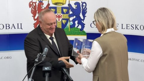 GRADONAČELNIKU URUČENO PRIZNANJE: Leskovac najbolji domaćin manifestacije „Blago Srbije“