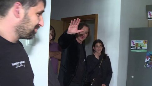 ЖЕЉКО МИТРОВИЋ У ТРЕБИЊУ УРУЧИО ПОМОЋ САМОХРАНОМ ОЦУ: ‘Најважније је да деца одрастају без мржње’!
