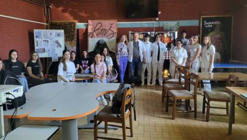 SA SREDNJOŠKOLCIMA O ŠTETNOSTI VEJPA: U Hemijsko-medicinskoj školi u Vršcu održano važno predavanje