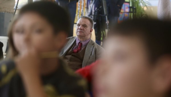 ИНТЕРЕС И ДОБРОБИТ УЧЕНИКА У ФОКУСУ МИНИСТАРСТВА: Станковић разговарао с родитељима ђака Јовине гимназије