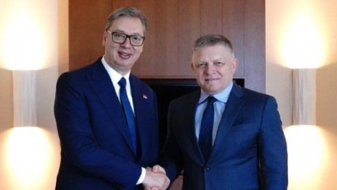VUČIĆ NA SAMITU U TIVTU Predsednik se sastao sa Ficom: Razgovor o evropskoj budućnosti Srbije i unapređenju saradnje