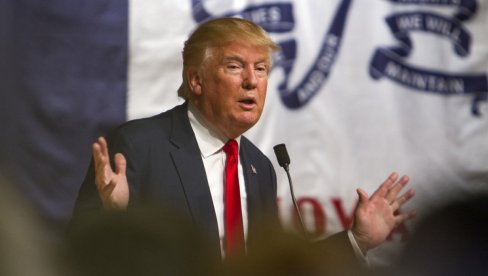 УЋУТИ! Трамп усред Беле куће напао новинарку, бивша сарадница га јавно осудила