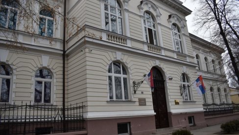 ДЕО ШКОЛСКОГ ПЛАФОНА ПАО НА УЧЕНИКА: Инцидент у Кикинди, повређен гимназијалац