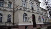 ДЕО ШКОЛСКОГ ПЛАФОНА ПАО НА УЧЕНИКА: Инцидент у Кикинди, повређен гимназијалац