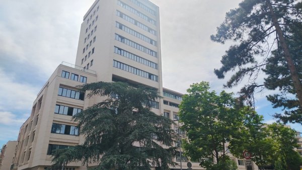 МЕРИМА (25) НОЖЕМ ЈУРИЛА ПОЛИЦАЈЦА ПО УЛИЦИ: Држављанка БИХ добила забрану уласка у Србију, а у суду - све насмејала