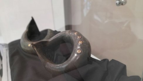 ШАКАСТЕ ГРИВНЕ ЈОШ ОГРНУТЕ МИСТЕРИЈОМ: Јединствени монументални накит праисторијског Балкана на изложби у Лесковцу (ФОТО)