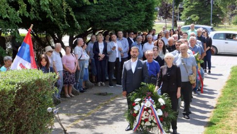 У МАСОВНОЈ ГРОБНИЦИ САХРАЊЕНО НАЈМАЊЕ 500 ЉУДИ: Парастос и помен жртвама разорне експлозије у Смедереву 1941. године (ФОТО)