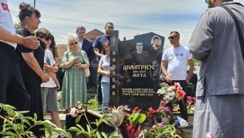 СИНЕ, МОЛИ СЕ ДА ОСТАНЕМО НА ОВИМ ПРОСТОРИМА: У Грачаници обележене 22 године од убиства Димитрија Поповића (17)