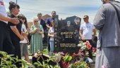 SINE, MOLI SE DA OSTANEMO NA OVIM PROSTORIMA: U Gračanici obeležene 22 godine od ubistva Dimitrija Popovića (17)