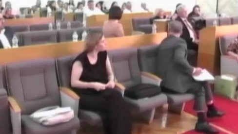 СКАНДАЛ У ТРСТЕНИКУ! Одборник Алексићевог покрета шутнуо начелницу! (ВИДЕО)
