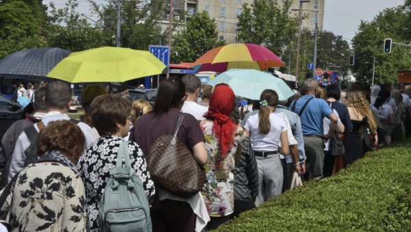НОВА БРУКА БЛОКАДЕРА: Поново прете и вређају вернике (ФОТО)