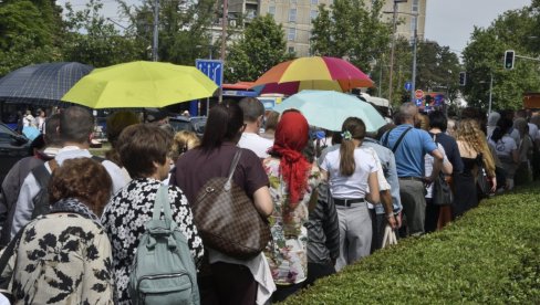 НОВА БРУКА БЛОКАДЕРА: Поново прете и вређају вернике (ФОТО)
