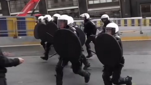 POLICIJA UNAKAŽAVA PROFESORE I STUDENTE TOKOM PROTESTA U BRISELU: Evo kako prolaze akademski protesti u glavnom gradu EU (VIDEO)