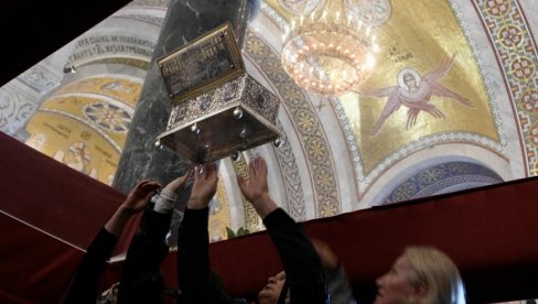 НЕВЕРОВАТНИ ПРИЗОРИ: Верници и патријарх Порфирије испраћају Појас Пресвете Богородице (ФОТО/ВИДЕО)