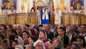 КРЕЋЕ ЛИТИЈА КА АЕРОДРОМУ: Часни појас управо изнет из Храма Светог Саве (ФОТО/ВИДЕО)