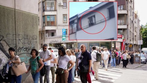 SA TERASE VRAČARA: Pomahnitala blokaderka zasipala flašama vernike ispred Hrama Svetog Save! (VIDEO)