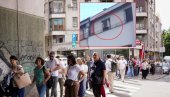 SA TERASE VRAČARA: Pomahnitala blokaderka zasipala flašama vernike ispred Hrama Svetog Save! (VIDEO)