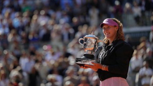 ZAHVALJUJEM SE SAMOJ SEBI! Osvajač ženskog singla na Rolan Garosu Mira Andrejeva oduševila publiku
