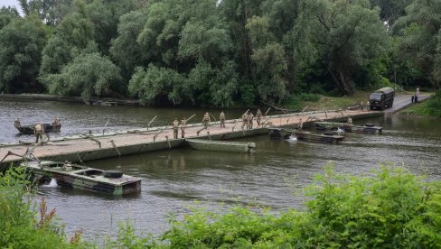 ВОЈСКА ПРЕМОСТИЛА ВЕЛИКУ МОРАВУ КОД СВИЛАЈНЦА: Понтон од данас за моторна путничка возила, моторе и пешаке (ФОТО)