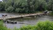 VOJSKA PREMOSTILA VELIKU MORAVU KOD SVILAJNCA: Ponton od danas za motorna putnička vozila, motore i pešake (FOTO)