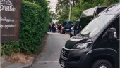 БЛОКАДЕРИ У ОЧАЈУ НЕ ЗНАЈУ ВИШЕ ШТА РАДЕ: Активисти СНС-а нападнути током разговора са грађанима! (ВИДЕО)
