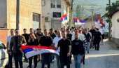 ПРЕЛЕПЕ СЛИКЕ ИЗ КОСОВСКОГ ПОМОРАВЉА: Срби сложно, са српским тробојкама на гласање (ФОТО)