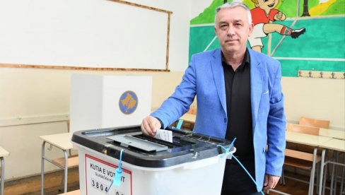 ВЕЛИКЕ ГУЖВЕ НА КИМ ОД РАНХ ЗОРЕ: Гласао Златан Елек, Срби масовно кренули на биралишта у Косовској Митровици