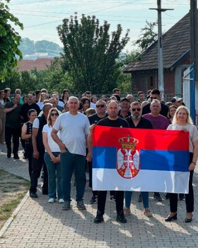 СРБИ ИЗ КОРЕТИШТА СА ТРОБОЈКОМ НА ГЛАСАЊЕ: Косовско поморовавље сложно за свето КиМ, за Србију (ФОТО)